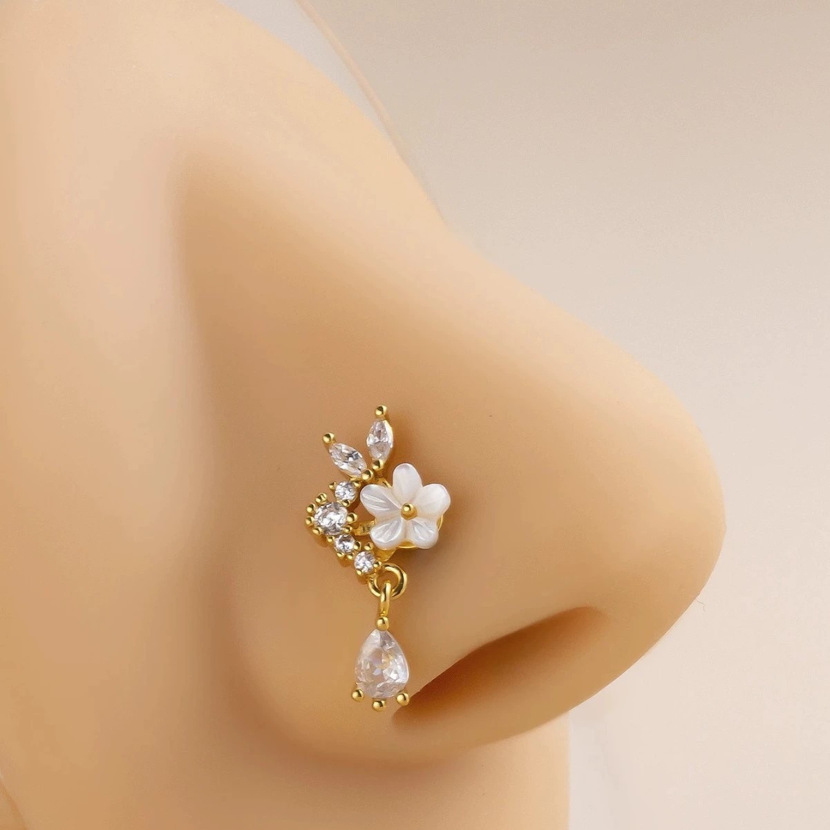 Gold Flower Nose Ring with Dan - Body Jewelry Nose Studs recension och pris