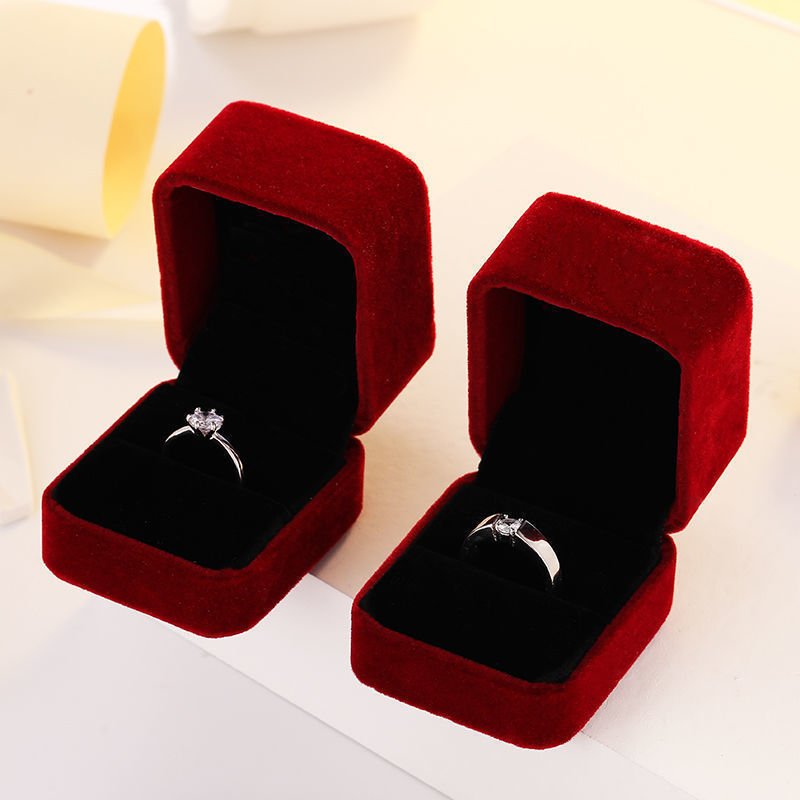 Square Red Engagement Velvet E - Body Jewelry Display recension och pris