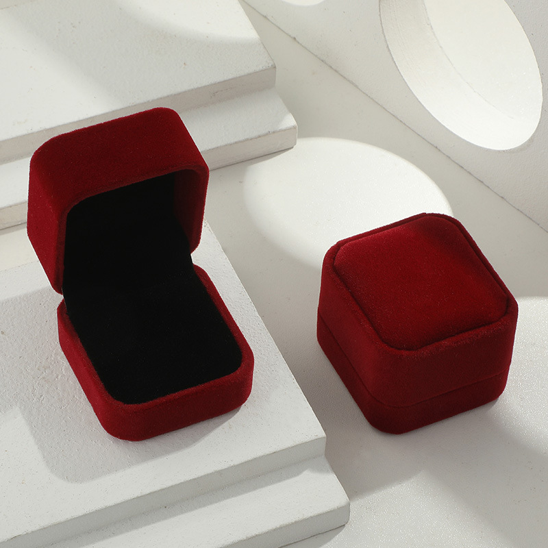 Square Red Engagement Velvet E - Body Jewelry Display recension och pris