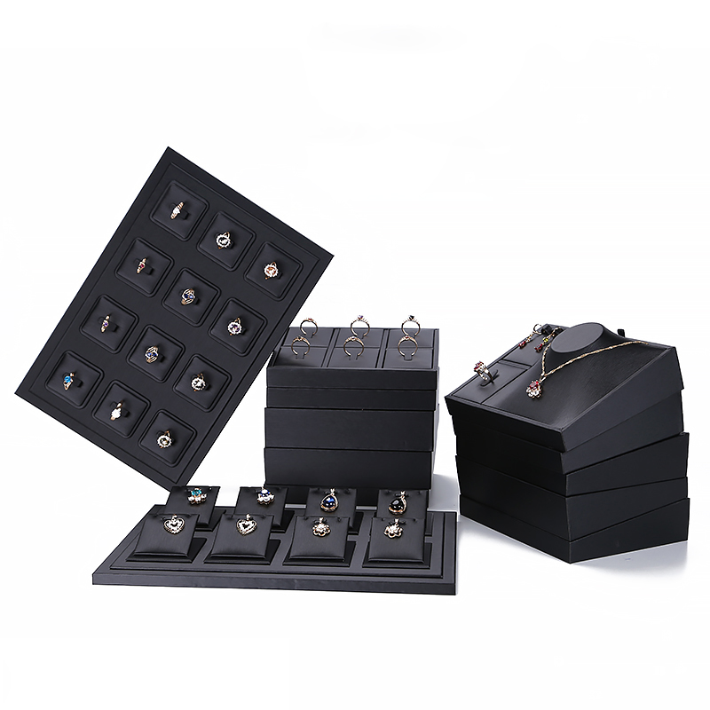 Superior Black PU Leather Ring - Body Jewelry Display recension och pris